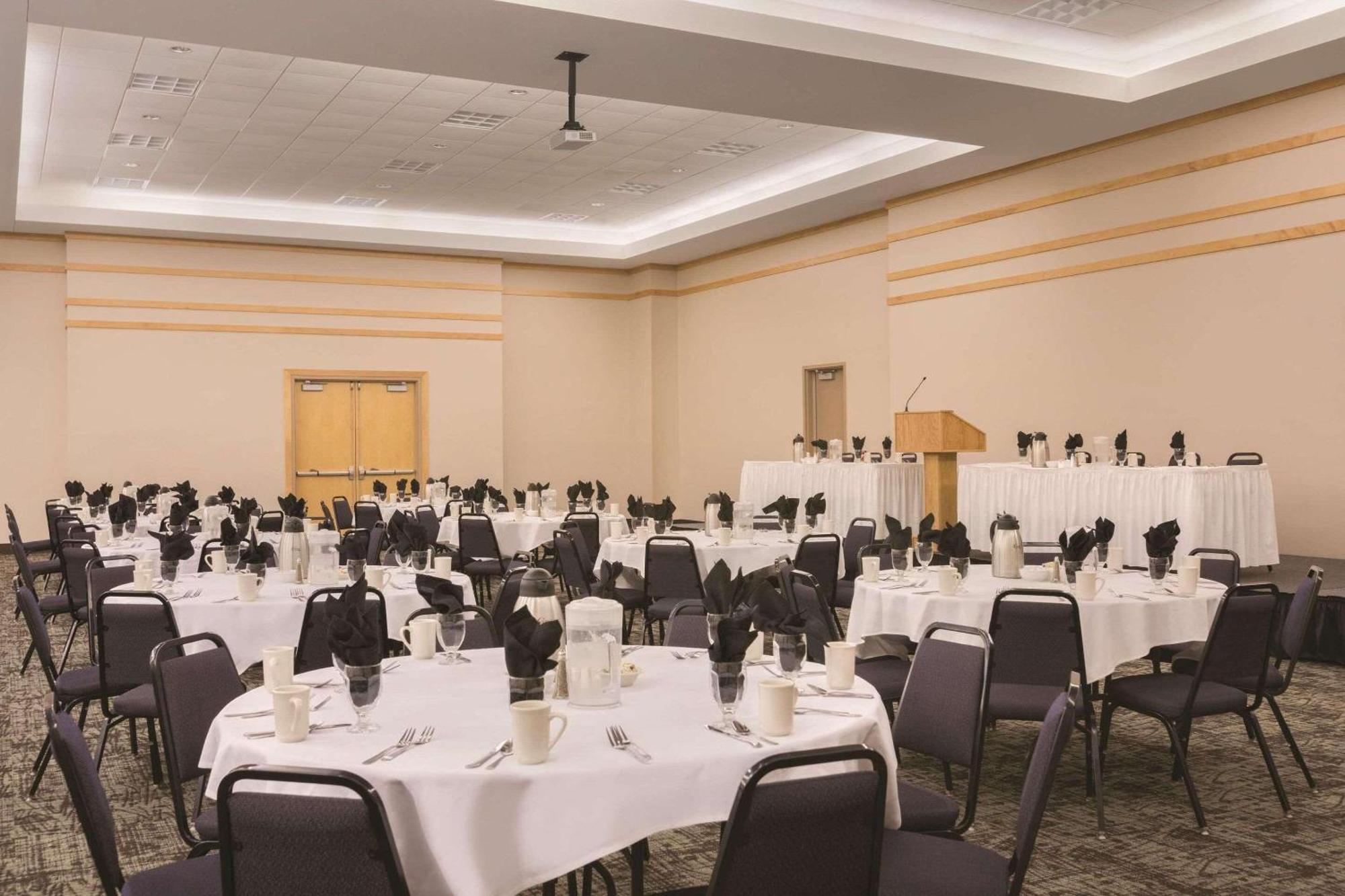 Country Inn & Suites By Radisson, Fergus Falls, Mn Eksteriør bilde
